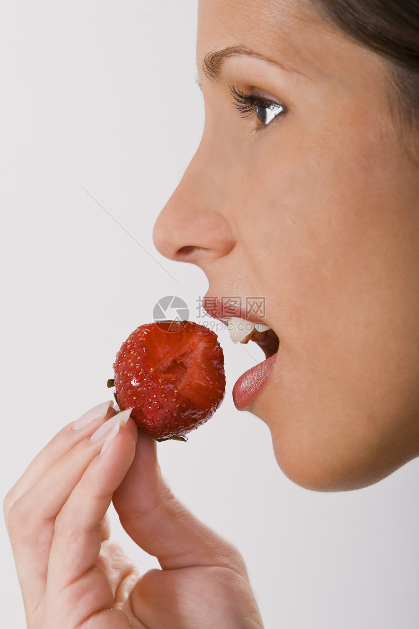 咬入草莓种子食物嘴唇水果营养手指乐趣牙齿饮食味道图片
