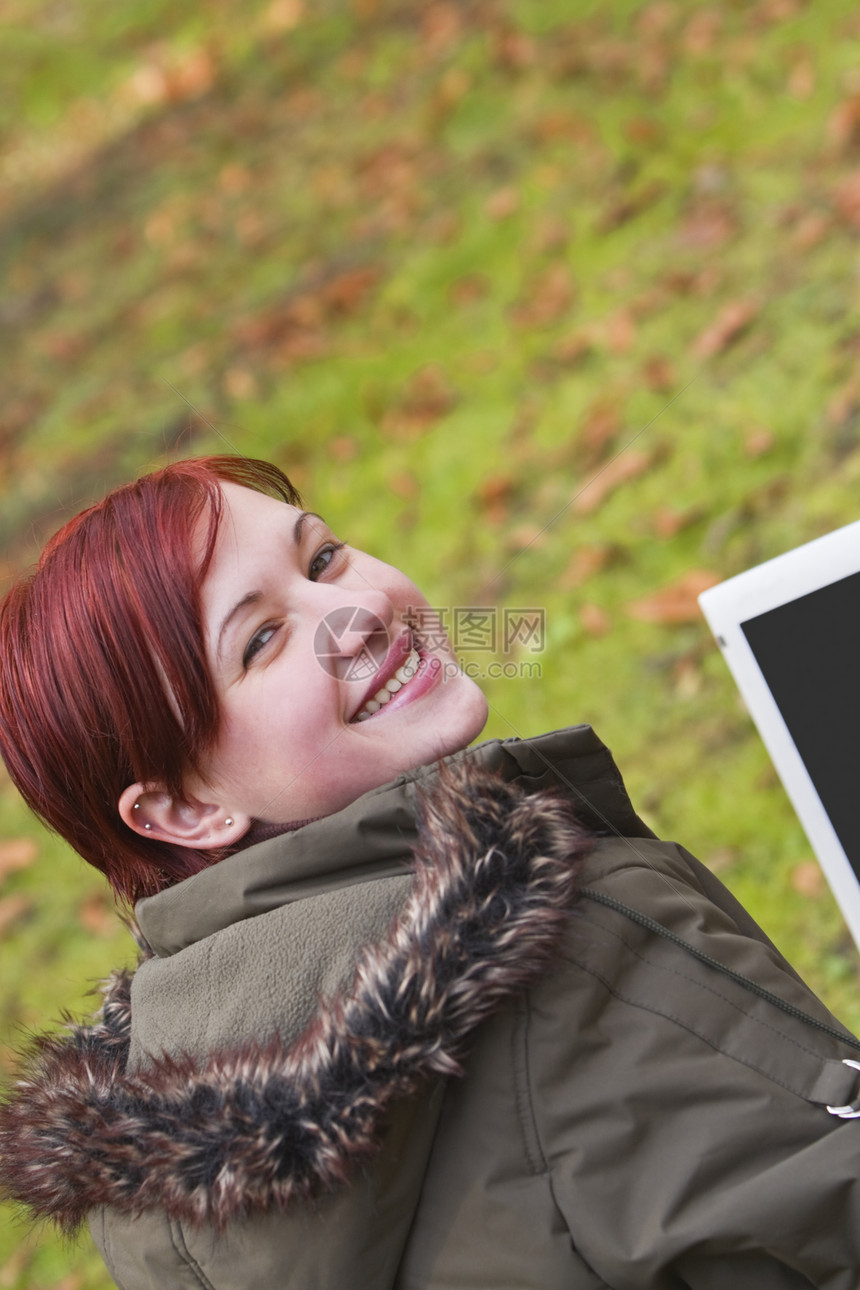 女孩的肖像红发机动性画像笔记本公园屏幕青年闲暇技术电脑图片