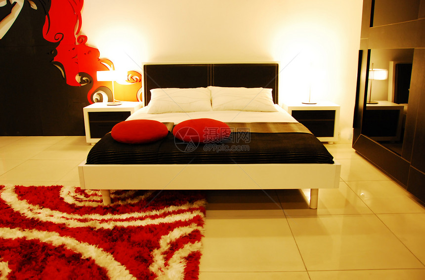 红色的豪华卧室公寓阴影反射百叶窗白色毯子沙发黑色家庭利基图片