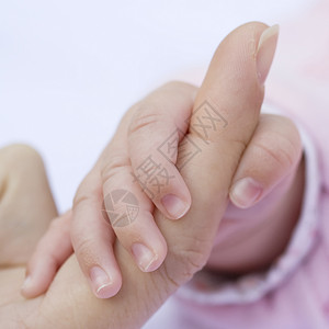 爱婴手婴儿孩子手指粉色指甲背景图片