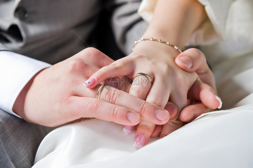刚结婚的夫妇的手环和手环图片
