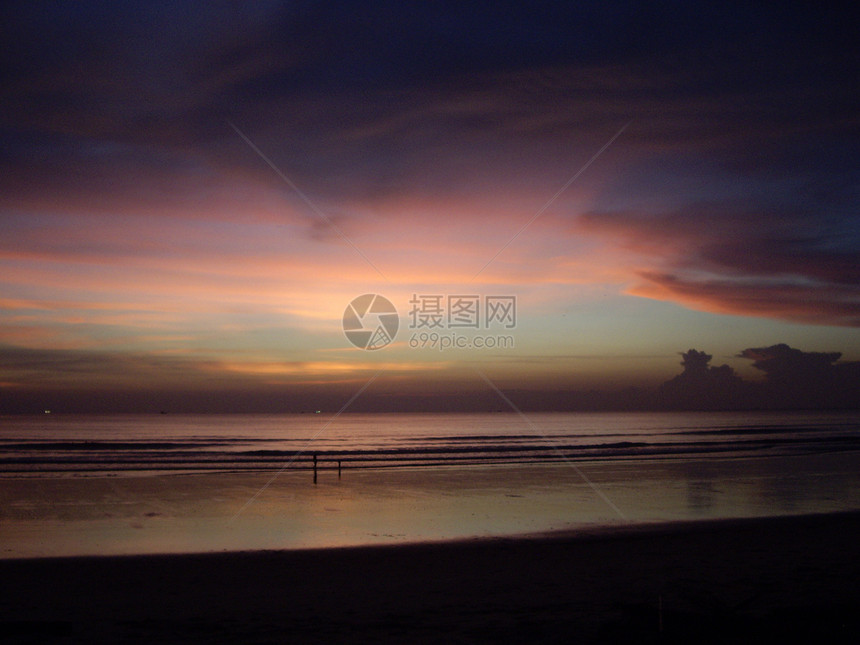 日落一地平线天空海滩海洋图片