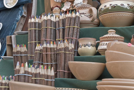 索韦尼铅笔绿色陶器纪念品天鹅绒背景图片
