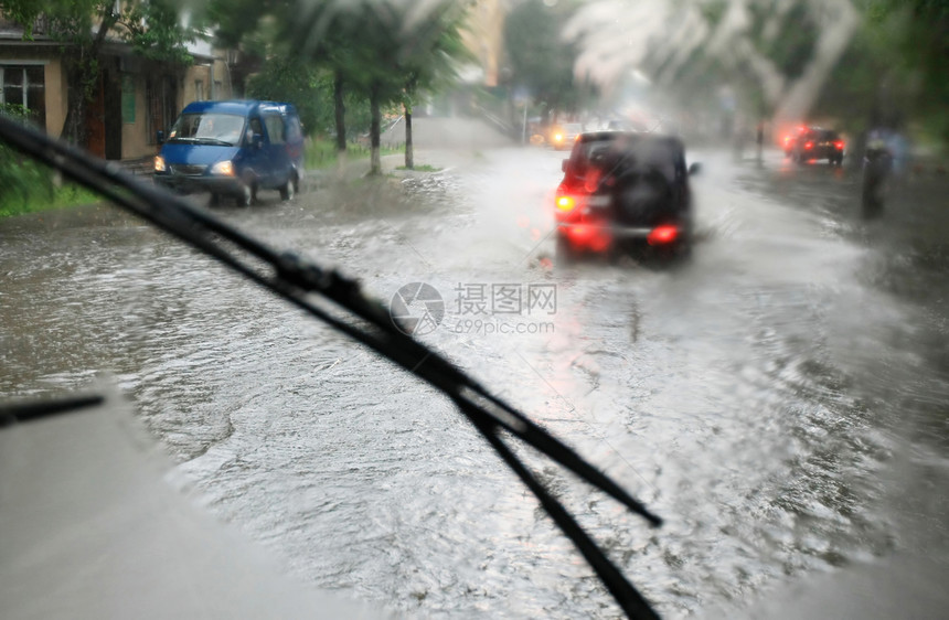 在雨中驾驶飓风男人时间尾巴街道刺激保险杠风暴城市灾难图片