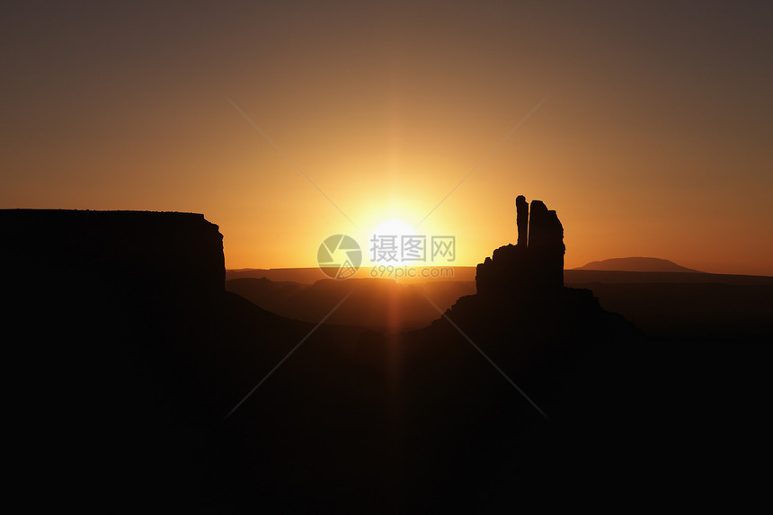 古迹谷地的日落景色台面日出水平风景岩石旅游天空橙子沙漠太阳图片
