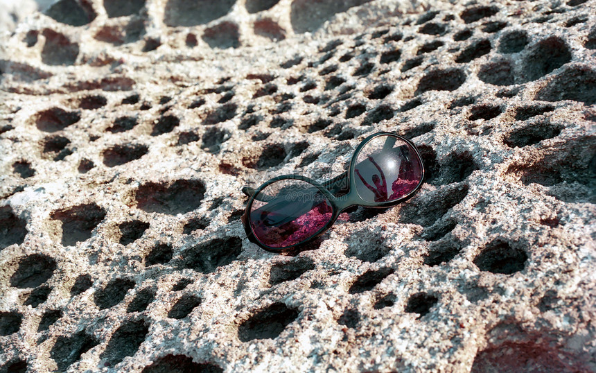 蜂窝石表面的太阳眼镜图片