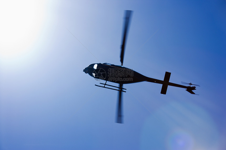 黑色直升机在空中飞行图片