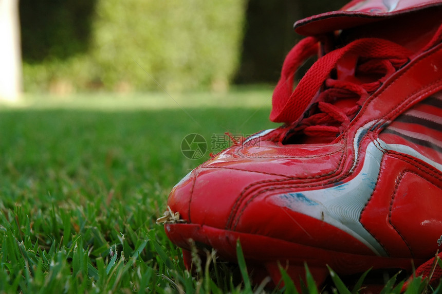 红足球鞋男人足球红色草地游戏男性图片