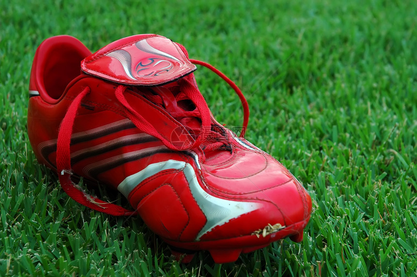 红足球鞋草地红色游戏男人男性足球图片