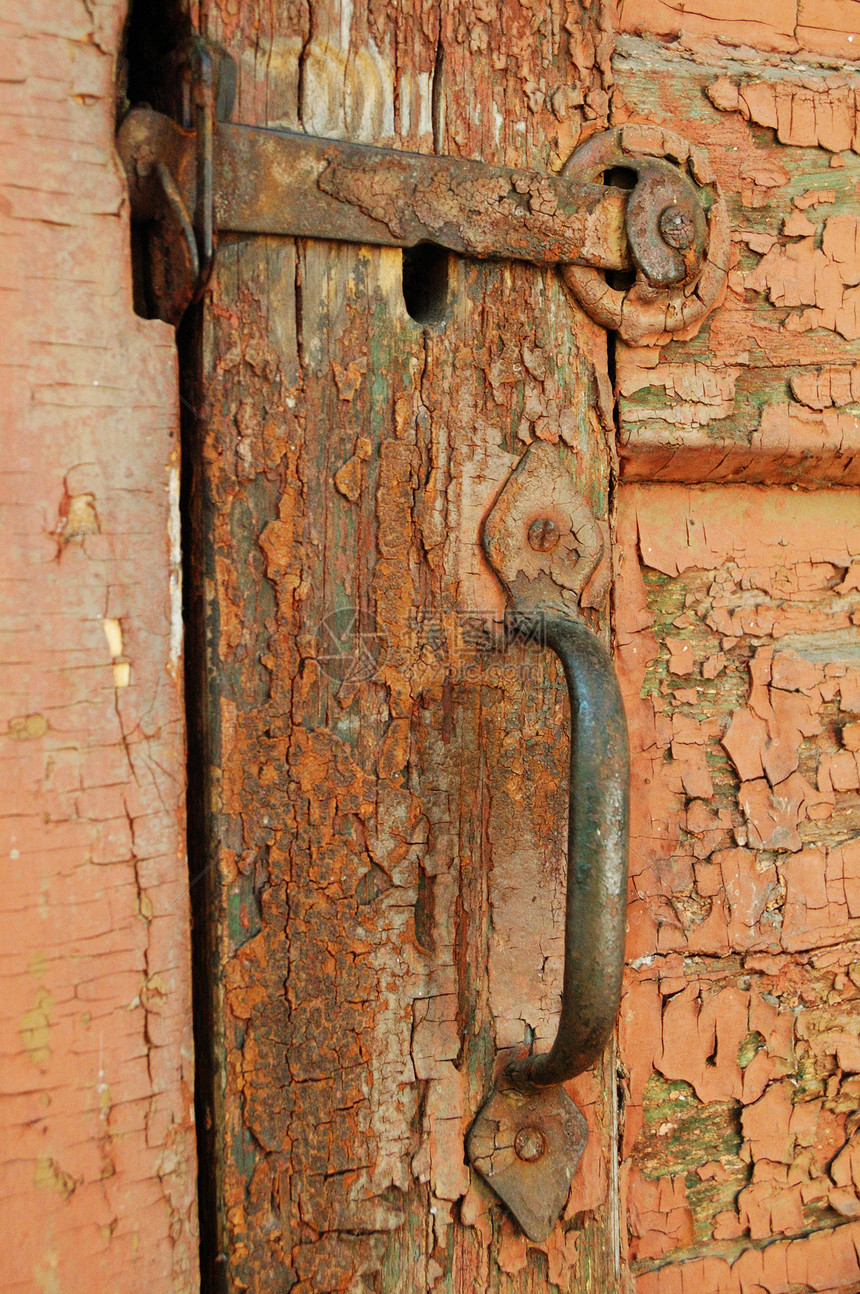 旧的脏门棕色贮存木头红色金属硬木持有者家具材料图片