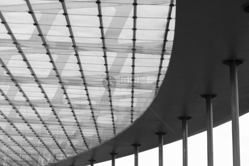 玻璃和钢铁天花板黑色瓷砖曲线弯曲建筑学白色建筑体重天空金属图片