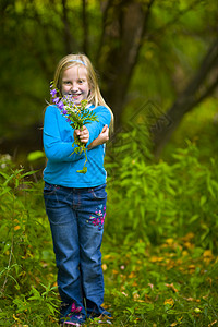女孩提出的野花背景图片