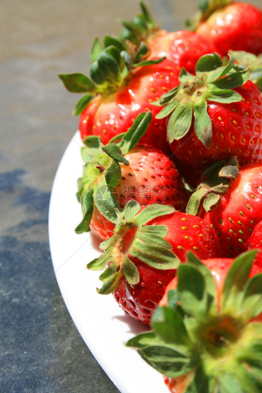 草莓在一块牌子上食物树叶盘子水果甜点拼盘糖果红色
