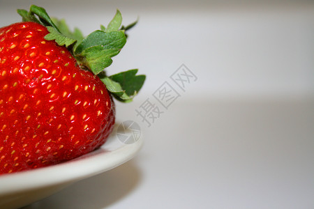 草莓密闭糖果食物盘子树叶拼盘甜点水果白色成熟高清图片素材