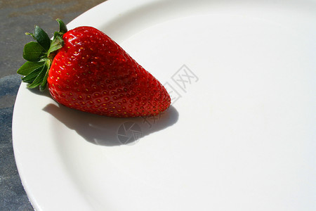 盘上草莓食物水果红色糖果树叶拼盘甜点盘子好吃高清图片素材