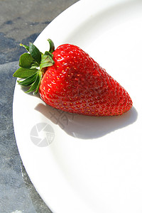 盘上草莓盘子食物甜点树叶糖果拼盘红色水果可口高清图片素材