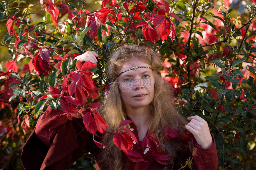 秋林中的精灵女士皮肤公主女孩晴天神话树叶扮演女性戏服图片