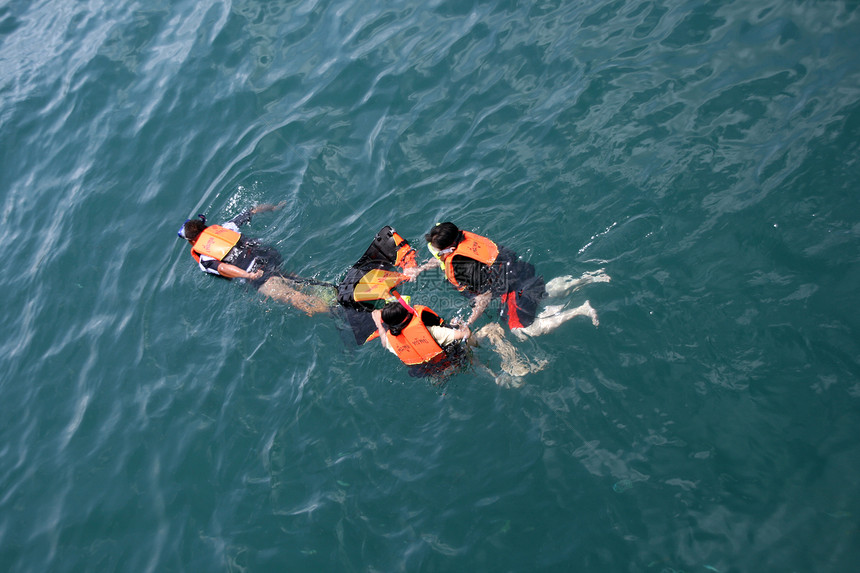 营救呼吸管手表面具团体生活乐趣游泳男人天空岩石图片