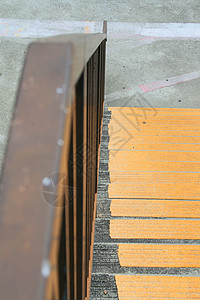 搬运工梯子扶手黄色阴影楼梯背景图片