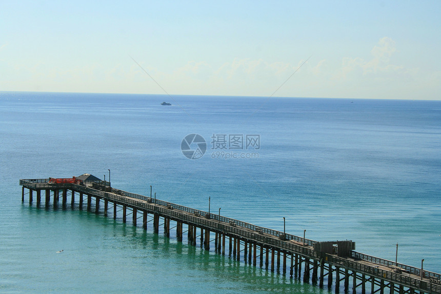 长码头太阳支撑地平线海洋晴天游艇海浪风景冲浪蓝色图片