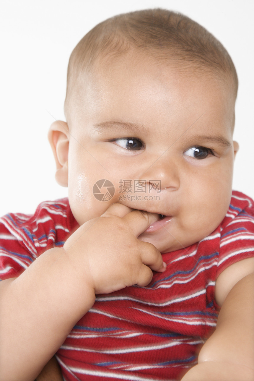 微笑着他的西班牙男性宝宝童年男生小男孩青年手指孩子们工作室婴儿男婴图片