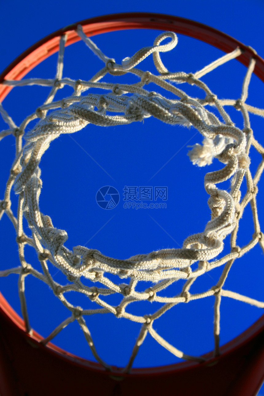 篮球网戒指金属天空法庭竞赛游戏运动晴天篮板蓝色图片