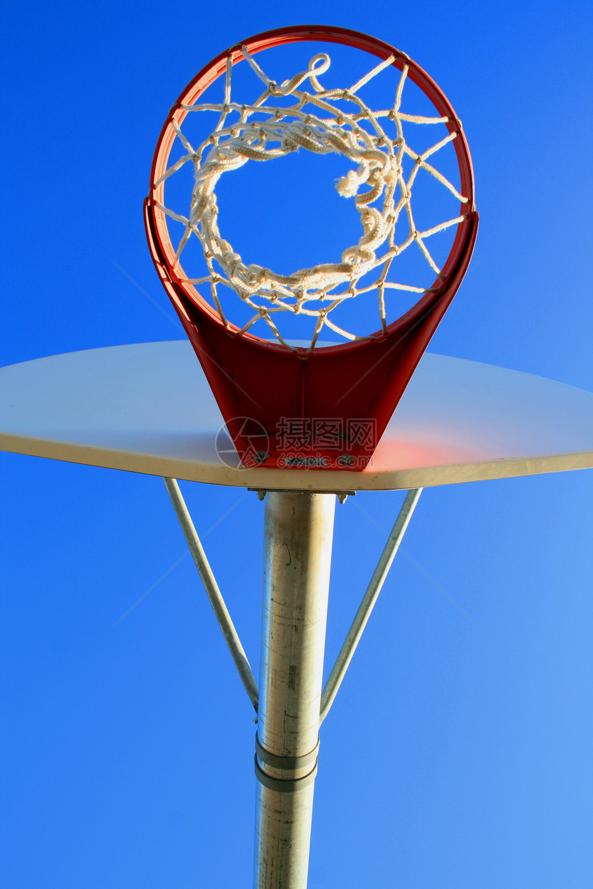 篮球网和后板红色天空运动金属法庭戒指蓝色竞赛游戏晴天图片