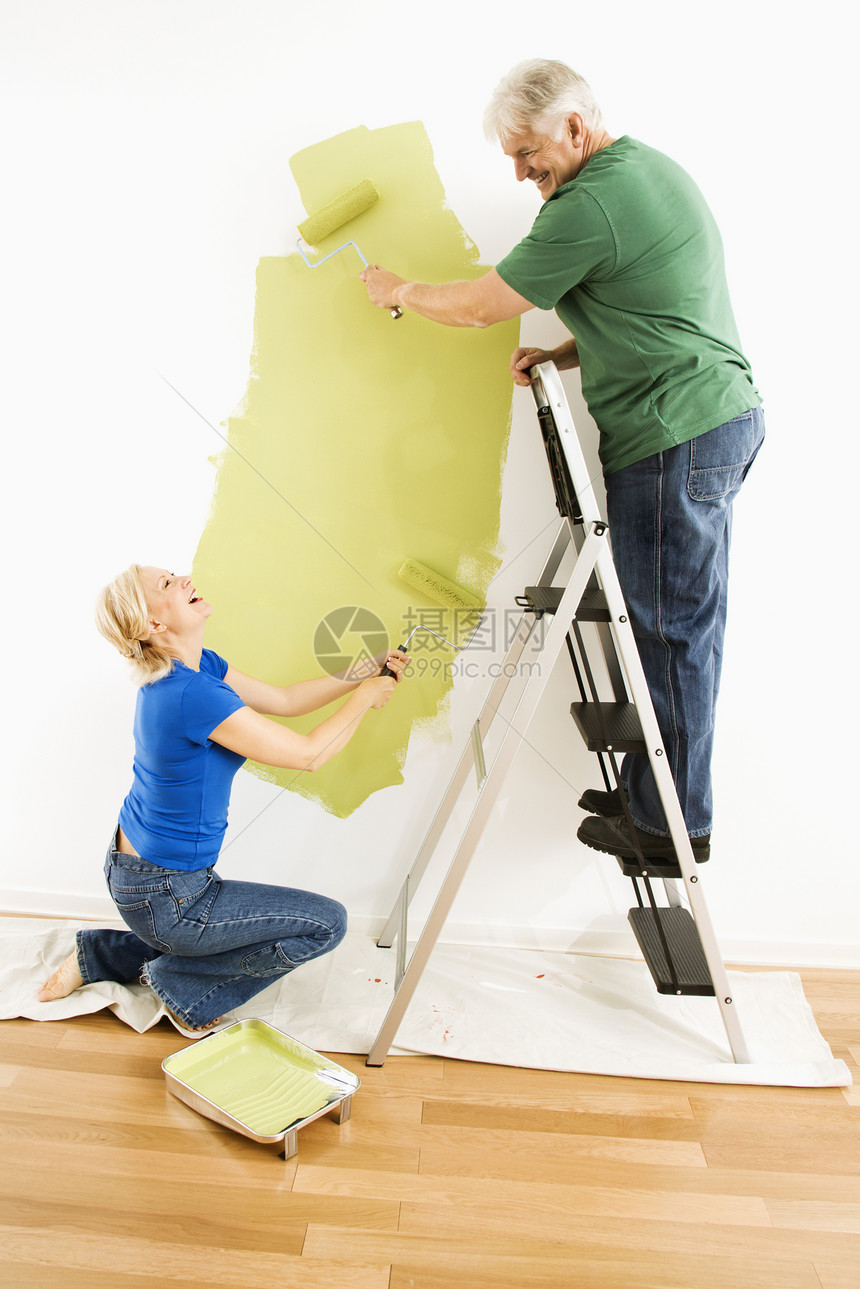男人和女人画墙男人两个人木地板家庭生活团队金发女郎滚筒照片成人绘画图片