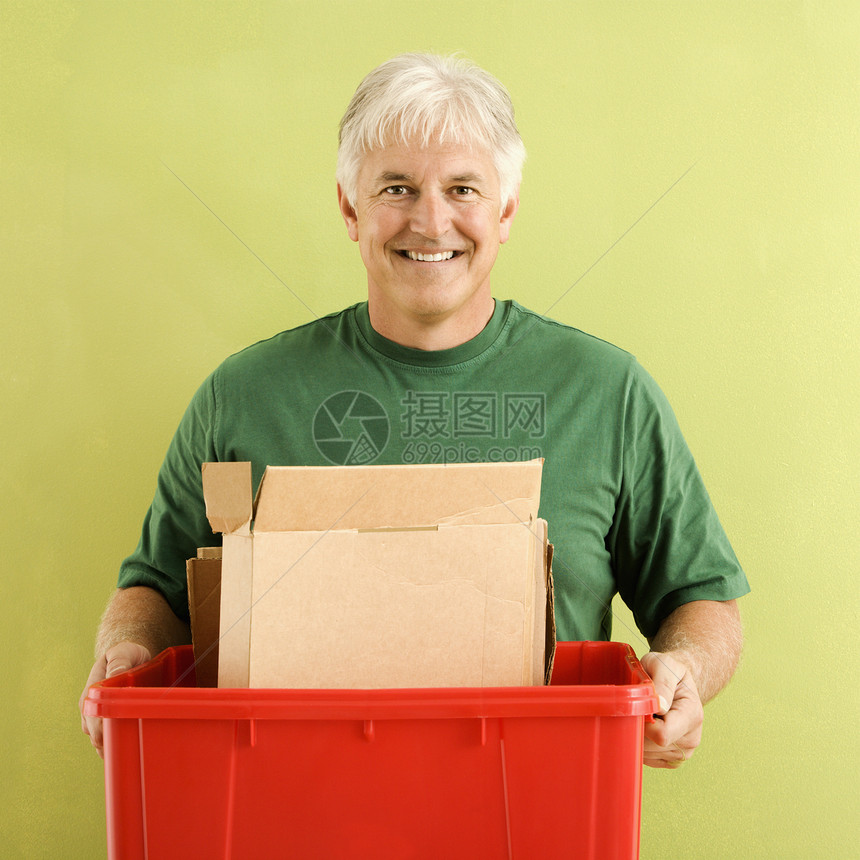 有回收垃圾桶的人生活中年家务纸板白色回收站头发绿色男性生态图片