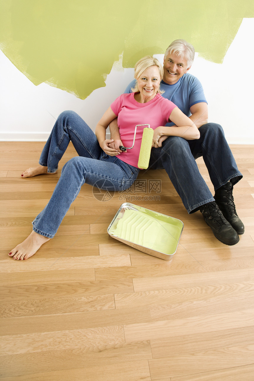 幸福的情侣与油漆用具头发地面浪漫成人闲暇木地板白色家庭生活夫妻绘画图片