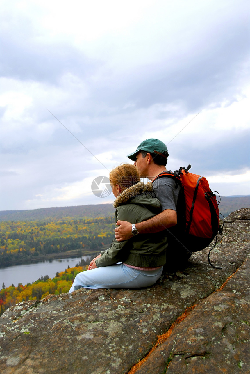 偷渡者成人孩子女孩荒野边缘悬崖山顶爬坡父母男性图片
