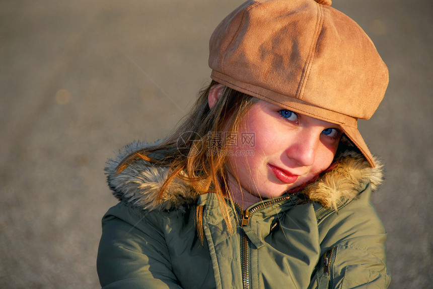 女童冬夜帽天气情感童年兜帽晴天修剪帽子孩子孩子们女性图片