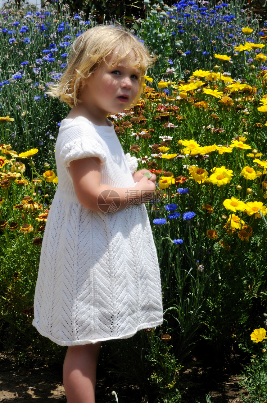 花朵中的女孩花园思维叶子黄色金发女郎儿童植物沉思女性白色图片