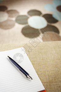 平线笔笔记本药片软垫铅笔地面长椅素描块背景图片