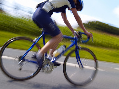 骑自行车速度下坡赛车手蓝色竞赛比赛运动背景图片