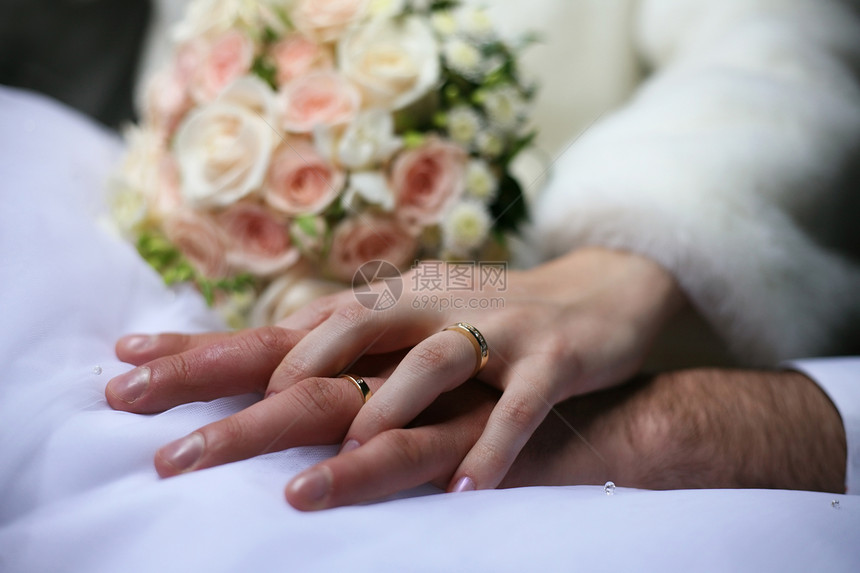 新婚夫妇男性戒指恋人婚礼女士男人投标金子夫妻女性图片