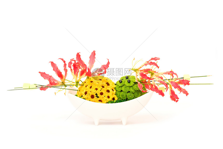 花花装饰桌子植物红色花束黄色装饰绿色风格奶油花瓣图片