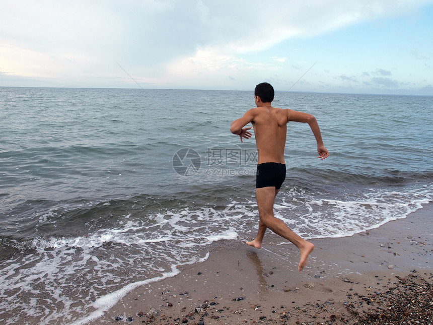 精力充沛的人跑进大海游泳图片