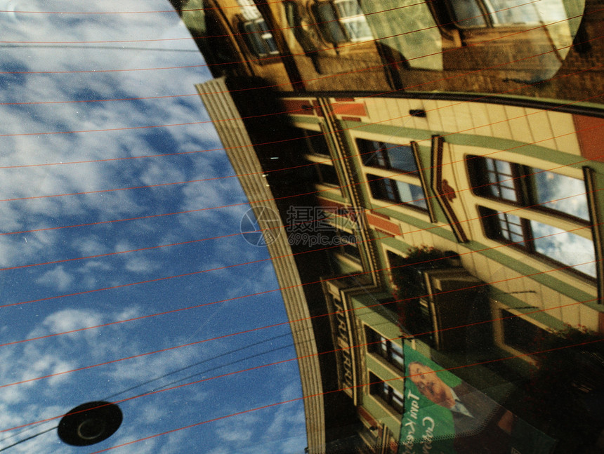 在车的挡风玻璃上 建筑物的反射图片
