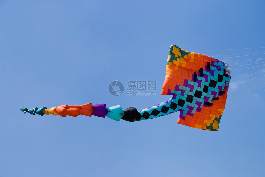 色彩多彩的风筝滑冰飞行尾巴玩具射线蓝色天空图片