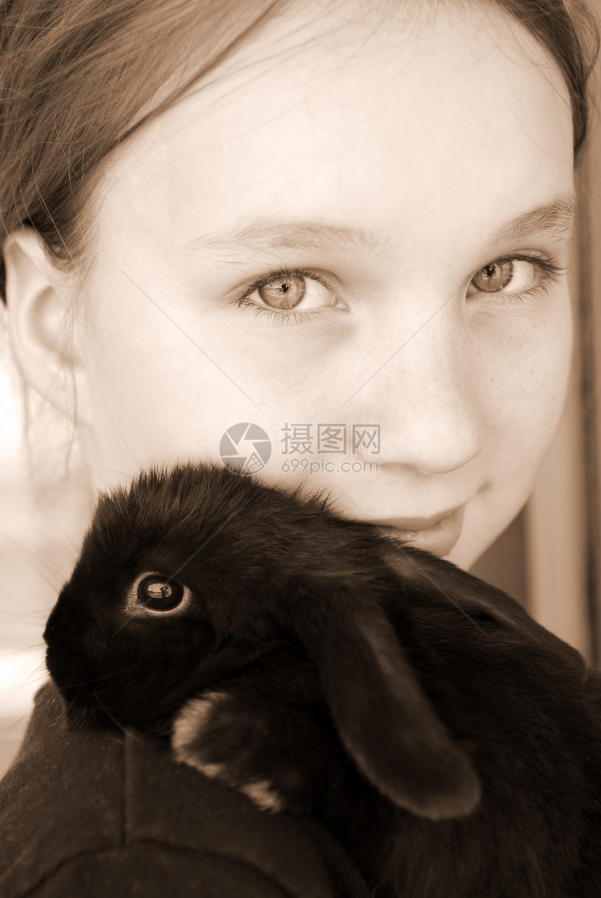 女童和兔子图片