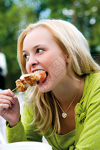 女孩吃沙司烤肉串微笑高清图片素材