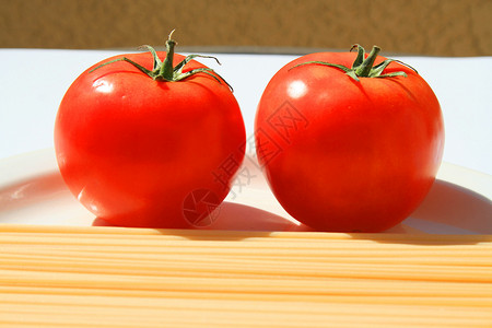 面食和番茄食物拼盘医学家小吃面包西红柿蔬菜美食红色面团背景图片