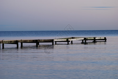 Falsterbo海滩日落黑色海浪天空橙子蓝色太阳高清图片