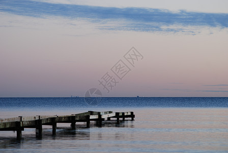 Falsterbo海滩日落橙子蓝色太阳黑色天空海浪高清图片