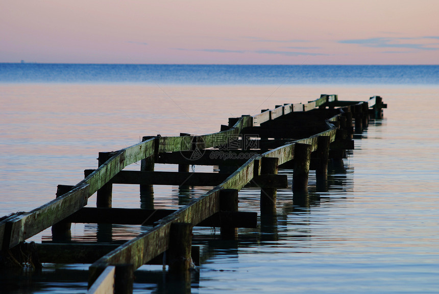 Falsterbo海滩日落黑色海浪天空太阳橙子蓝色图片