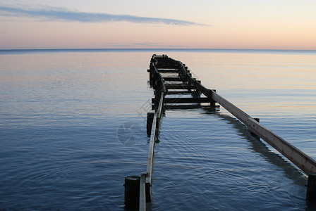 Falsterbo海滩日落黑色海浪橙子太阳蓝色天空高清图片