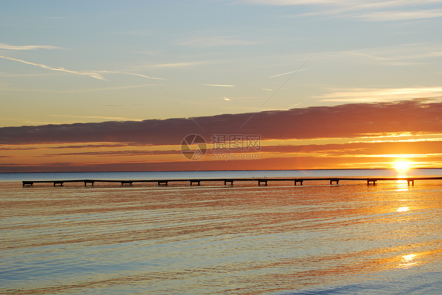 日落在法尔斯特博海滩上天空太阳海浪海滩蓝色橙子黑色图片