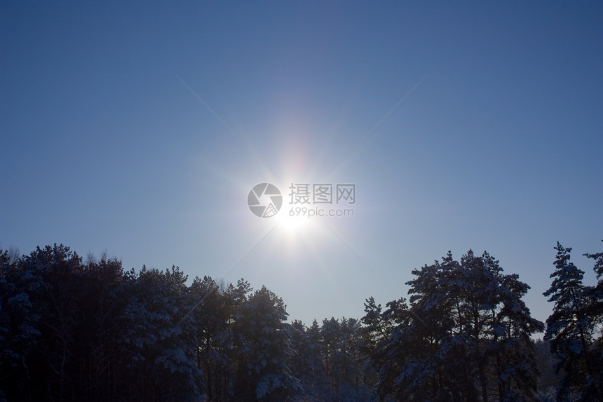 寒冬的太阳和天空图片