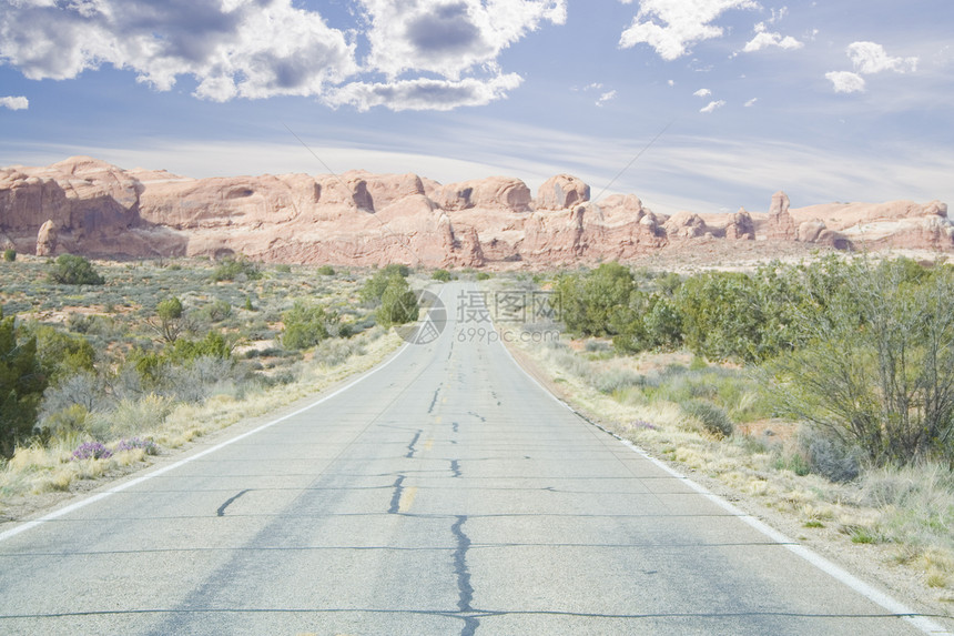 犹他古迹干旱荒野岩石公园尖塔天空国家沙漠蓝色拱门图片